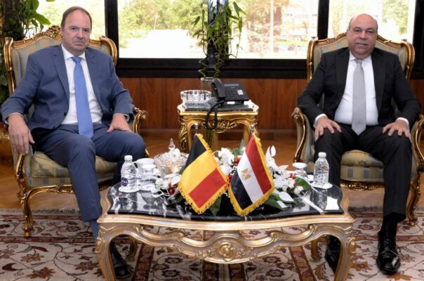 وزير الطيران المدني يبحث مع سفير بلجيكا تعزيز الربط الجوي وزيادة الرحلات بين مصر وبروكسل