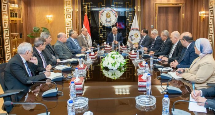 الإنتاج الحربي يناقش خطط ترشيد الطاقة وخفض الانبعاثات الكربونية دعمًا لرؤية مصر 2030