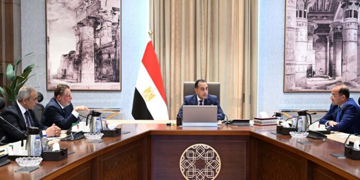 مدبولي يبحث توفير السلع الأساسية ودعم احتياطيات النقد الأجنبي