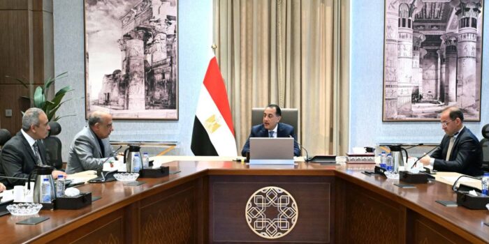 الحكومة تبحث تسريع تنفيذ مشروعات الطاقة النظيفة وتأمين احتياجات الكهرباء