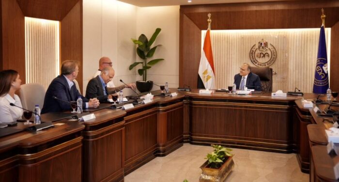 شركة أمريكية تستكشف فرص الاستثمار والتعاون في قطاع الدواء المصري
