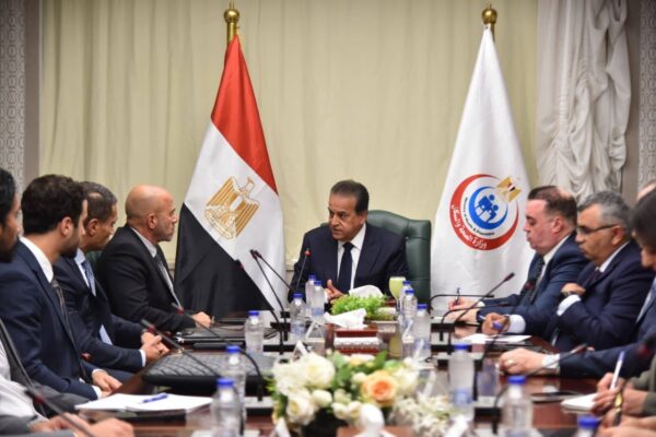 خالد عبدالغفار يتابع إجراءات تنفيذ مشروع مدينة المستشفيات والمعاهد التعليمية