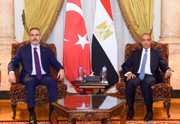 القاهرة وأنقرة تبحثان فرص الاستثمار والتعدين ومستجدات ملفات المنطقة