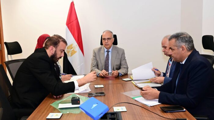 وزير الري يناقش مع النواب مطالب المواطنين ويوجه بسرعة فحص الكباري