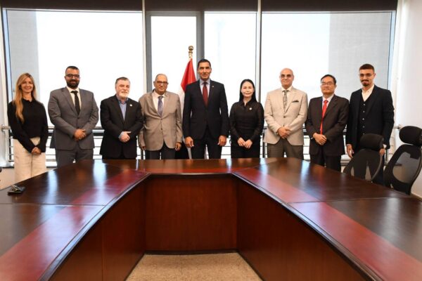 وزير الشباب والرياضة يبحث مع وفد صيني تطوير المنشآت الرياضية وفق أحدث المعايير العالمية
