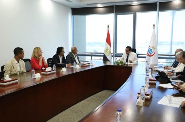 الصحة تبحث التوسع في جراحات استبدال المفاصل بتقنية الروبوت وتدريب الكوادر الطبية