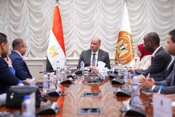 فرص عمل جديدة بالقطاع الصحي.. وزارة العمل تتفق على التوسع في تدريب الشباب وذوي الهمم