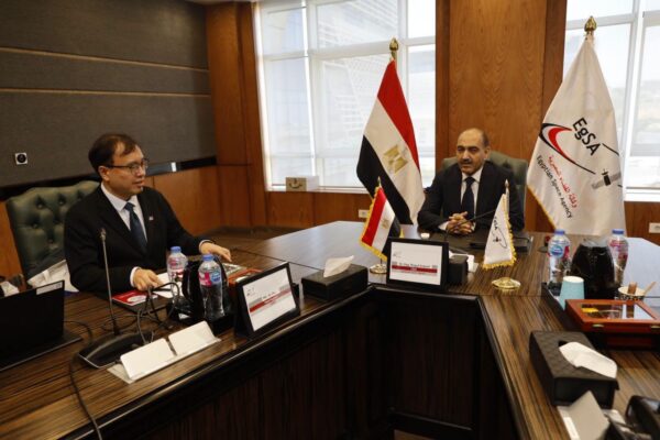 مباحثات مصرية صينية لتطوير الأقمار الصناعية والبنية التحتية الفضائية